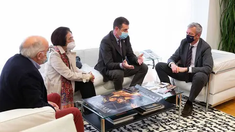 El vicepresidente primero de la Xunta, Alfonso Rueda, se reunió hoy con representantes de la Junta de Cofradías de la Semana Santa de Viveiro.