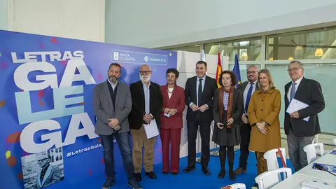O conselleiro de Cultura, Educación e Universidade participa na presentación das actividades xunto ao presidente da Real Academia Galega e familiares do homenaxeado.