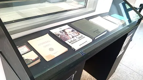 Para rememorar a súa figura, a biblioteca municipal terá á disposición do público unha vitrina de exposicións na que usuarios e usuarias poderán ver algún dos libros.