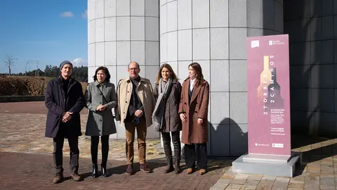 11,30 h.-             O secretario xeral de Cultura, Anxo M. Lorenzo, e a directora-xerente da Cidade da Cultura, Ana Isabel Vázquez, inaugurarán a intervención artística 2 Torres, 2 Camiños. 

foto xoán crespo
