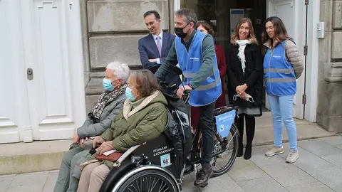 Mediante paseos en triciclo eléctrico especialmente adaptado, este programa reivindica una forma sostenible de vivir las ciudades creando nuevas relaciones entre las personas voluntarias y mayores participantes.