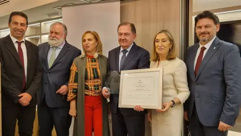 Rodríguez Miranda, el vicepresidente de la Fundación Sargadelos, Alberto Leiro, la vicepresidenta segunda del Congreso de los Diputados, Ana Pastor, así como la presidenta del Club de Periodistas Gallegos en Madrid, Pilar Falcón, el director general del grupo El Progreso, José de Cora Paradela y el alcalde de Cervo, Alfonso Villares.