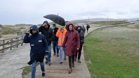 Ángeles Vázquez explica que la actuación ejecutada, con una inversión de más de 36.000 €, permitió recuperar plenamente la conexión entre la laguna interior y el mar.