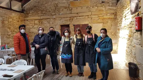 A xerente de Artesanía de Galicia, Elena Fabeiro, visitou hoxe no Muíño das Mareas do Pozo do Cachón os talleres gratuítos e sen necesidade de inscrición previa que se celebran ata este venres en colaboración co concello muradán.