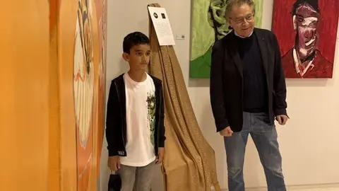 Dar a conocer la enfermedad de Dent desde una perspectiva artística y creativa además de obtener fondos para apoyar el proyecto de investigación que se lleva a cabo en el Laboratorio de Genética de las Enfermedades Renales, NefroChus (IDIS), en Santiago de Compostela.