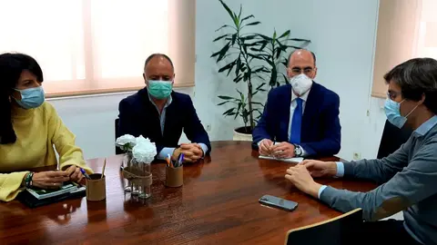 La jefa del área provincial del Instituto Galego da Vivenda e Solo en Pontevedra firmó esta mañana las escrituras junto a los representantes de las dos empresas adjudicatarias.