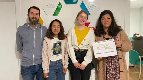 As dúas estudantes foron recibidas na sede da entidade en Sigüeiro (Oroso) pola xerente da Asociación de Concellos do Camiño Inglés, Cristina García, e o técnico da entidade, José María Ruzo.