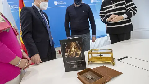   O conselleiro de Cultura, Educación e Universidade, Román Rodríguez, recibe a Ángel Tomás Camacho, propietario do microscopio naturalista de Antony Van Leeuwenhoek, declarado recentemente Ben de Interese Cultural (BIC) pola Xunta de Galicia.