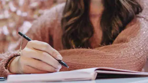 Na categoría A, de 14 a 19 anos, foron galardoados os traballos ‘A flor baixo a neve’, da ourensá Carmen Fernández Margusino, ‘Amor Contraditorio’ e Desde ‘Vilamor ata Fisterra’.