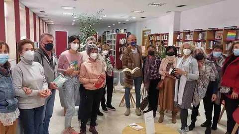 O club de lectura da Biblioteca celebra de maneira conxunta o Día do Libro e o Día das Letras Galegas.