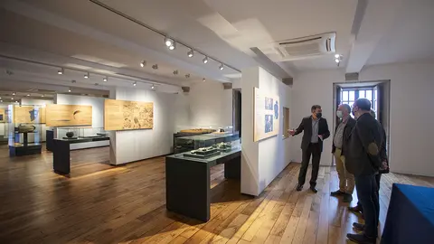   O conselleiro de Cultura, Educación e Universidade, Román Rodríguez, e o presidente do Padroado do Museo do Pobo Galego, Justo Beramendi, asina un convenio de colaboración. 