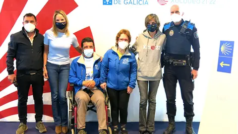 La delegada de la Xunta, Marta Fernández-Tapias, la directora de Turismo de Galicia, Nava Castro, el productor Ruben Ríos, el presidente de Discamino, Javier Pitillas, y dos de los protagonistas de la cinta, David Gil y Paula.