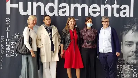 La gerente de la Fundación Artesanía de Galicia, Elena Fabeiro, participó esta mañana en Vigo en una mesa redonda sobre formación profesional, en la que destacó la importancia del recambio generacional y de la llegada de los nuevos talentos.