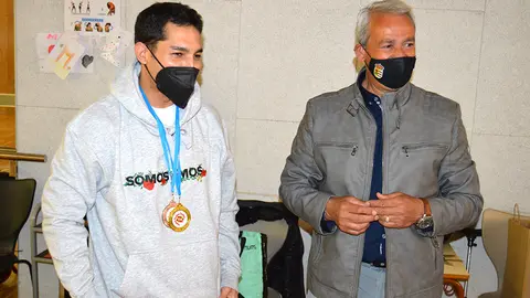 O concelleiro de Deportes mosense, José Areal, e o mosense Arturo Seminario Wunder, máis coñecido como 'Bambino' .