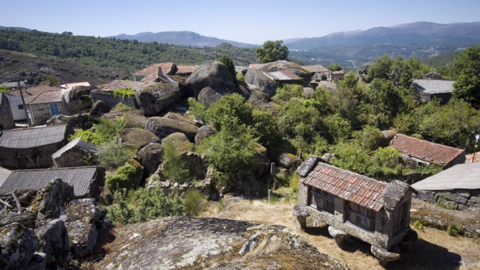 A reserva abarca unha superficie e case 260.000 hectáreas, das cales case 63.000 distribúense entre Calvos de Randín, Muíños, Lobios, Entrimo, Lobeira e Bande.