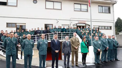 Fotografía de grupo de Su Majestad del Rey con el personal del Puesto de la Guardia Civil de Sarria. © CASA DE SM EL REY.