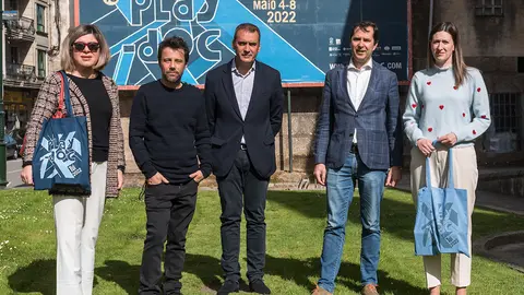En la foto de izquierda a derecha: Sonsoles Vicente (concejala de cultura), Ángel Sánchez (director ejecutivo del festival), Enrique Cabaleiro (Alcalde de Tui), Jacobo Sutil (director del Agadic) y María Victoria Alonso (diputada de cultura).