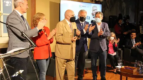 Momento de la entrega del galardón.