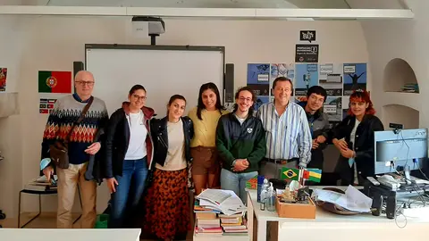 Os estudantes galegos na Aula de Lingua e Cultura Portuguesa da Universidade Popular de Olivenza, co seu profesor.