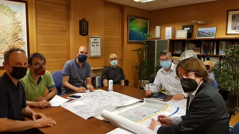 El director de la Agencia Gallega de Infraestructuras, Francisco Menéndez, le detalló a los representantes del colectivo la propuesta autonómica.