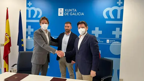 El secretario general de la Emigración, Antonio Rodríguez Miranda, acompañado del delegado de la Xunta en A Coruña, Gonzalo Trenor, firmó hoy en el edificio administrativo de Monelos, con el vicepresidente de la Fundación, Luis García Deber, el convenio.