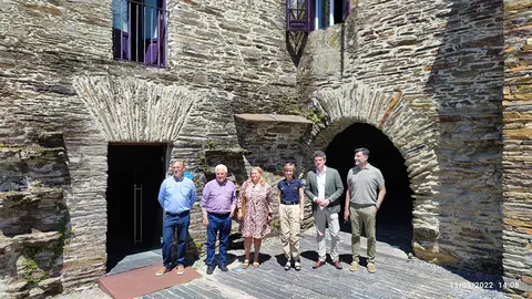 A directora de Turismo, Nava Castro, presentou hoxe no albergue de peregrinos de Samos xunto co delegado territorial da Xunta en Lugo, Javier Arias, o xogo de escapismo, que acollerá varias sesións da segunda fase desta iniciativa.