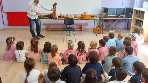 Pancho Álvarez está a ofrecer concertos didácticos para o alumnado tudense.