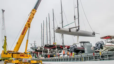 Operación de descarga de los TP52 en el puerto de Vigo. ©  ROSANA CALVO.