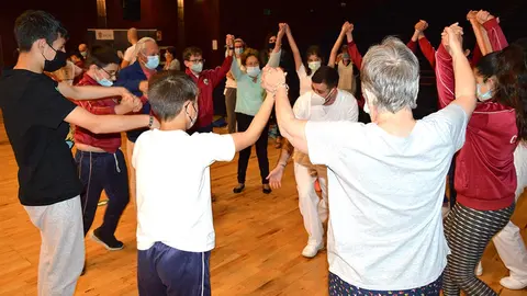 O proxecto “Atinando Recordos” consiste en que nenos e maiores son amigos por correspondencia e naceu durante o confinamento. Os amigos por carta son: os cativos de 5º e 6º de Primaria do CEIP de Atín-Cela e os maiores usuarios de AFAGA.