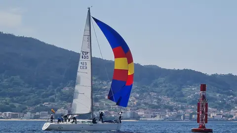 El 'Aldán'  pasando la baliza de Morrazán.