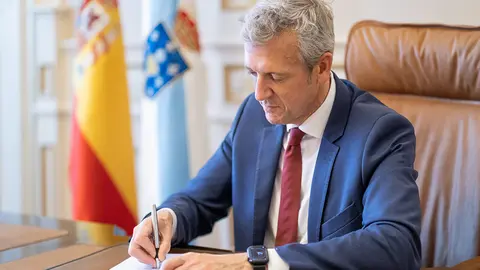 O presidente da Xunta de Galicia, Alfonso Rueda, asina o decreto de formación do Goberno galego. Pazo de Raxoi.