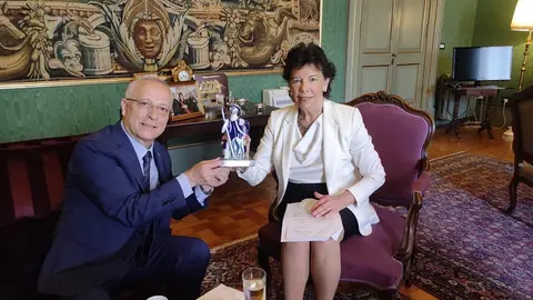 La embajadora de España ante la Santa Sede recibe en Roma al presidente de la Asociación de Municipios del Camino Inglés.