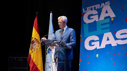 O presidente da Xunta, Alfonso Rueda, acompañado polo conselleiro de Cultura, Educación, Formación Profesional e Universidades, Román Rodríguez, preside o acto conmemorativo con motivo do Día das Letras Galegas 2022 dedicado a Florencio Delgado Gurriarán. Teatro Lauro Olmo, O Barco de Valdeorras, 17/05/22.