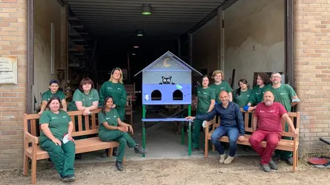 Alumnos do Obradoiro Carpinteria mostran a primeira casiña fabricada para os felinos.