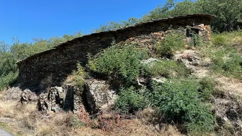 Este proxecto, que se desenvolverá entre o 23 de maio e o 3 de xuño, abordará a pegada da ruta xacobea na contorna do municipio de Quiroga cunha proposta artística da artista Lucía Loren, onde as alvarizas se interpretan como vestixios do patrimonio material e inmaterial.