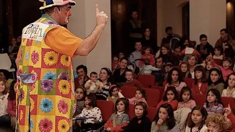 El payaso 'Popín' es un personaje creado por el actor Adolfo Mugana, que lleva más de 30 años dedicado al mundo de la animación y actuación.
