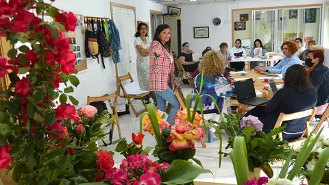 . A alcaldesa de Mos, Nidia Arévalo, achegouse para coñecer de primeira man as técnicas de fabricación de xabóns artesanais coa flor emblema do escudo municipal.