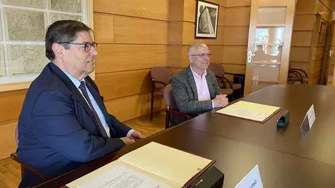 O reitor da Universidade da Coruña, Julio Abalde, e o presidente da Asociación de Concellos do Camiño Inglés, Manuel Mirás, asinaron este jueves na Reitoría un convenio de colaboración.