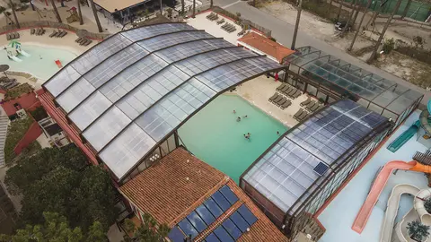 La santiaguesa Pipor diseñó e instaló la estructura sobre una gran piscina en un glamping de la localidad lusa de Nazaré.