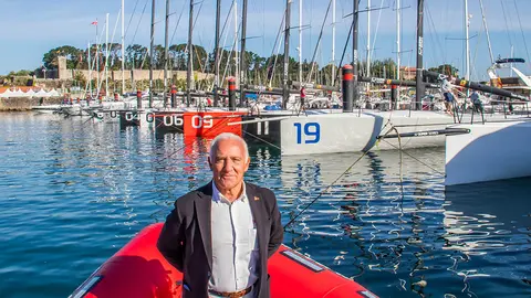 El presidente del Monte Real Club de Yates de Baiona, José Luis Álvarez, junto a los TP52 . ©  ROSANA CALVO.
