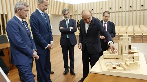 Explicación técnica del arquitecto del edificio, Alfonso Penela, sobre una maqueta y paneles de las obras realizadas en el edificio. © CASA DE SM EL REY..