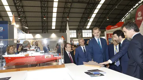 El Rey recorre la Feria Internacional de la Industria Naval. © CASA DE SM EL REY.