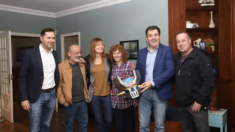 El conselleiro de Cultura, Educación, FP y Universidades comprueba el avance de la filmación de la nueva película de Enrique Otero.