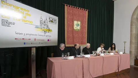 La directora de Turismo de Galicia, Nava Castro, o Arzobispo de Santiago de Compostela, Julián Barrio Barrio, o bispo Auxiliar de Santiago de Compostela,  Gustavo Riveiro D’Angelo y el director do Departamento para a Pastoral del turismo da Conferencia Episcopal Española, Francisco José Prieto Fernández, participaron en la rolda de prensa da presentación do Congreso Mundial Pastoral.