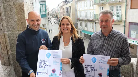 O alcalde, Alejandro Lorenzo, a escritora, Sandra Estévez, e o concelleiro.