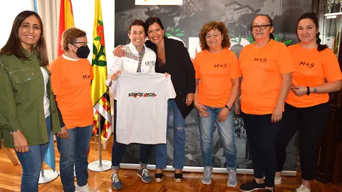 Verónica Romero e varias voluntarias de Mos Axuda achegáronse ata o Concello para presentar a iniciativa solidaria xunto coa alcaldesa mosense, Nidia Arévalo, e a concelleira de Política Social, Sara Cebreiro.