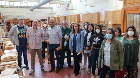 O alumnado-traballador de carpintería do ‘Porriño labora’ coñece o CIFP Valentín Paz Andrade.