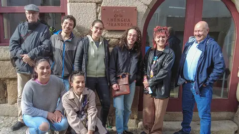 1.	O profesor Costas (dereita), cun grupo de alumnos da Universidade de Vigo, nunha recente visita á Casa da Lingua Mirandesa, en Miranda do Douro.