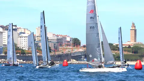 2022-05-27 Los F18 iniciando su primera manga al pie de la Torre de Hércules (Foto Pedro Seoane)