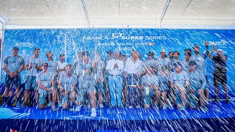 Lluvia de champán para celebrar la victoria - Foto Nico Martínez